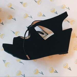 Black wedges